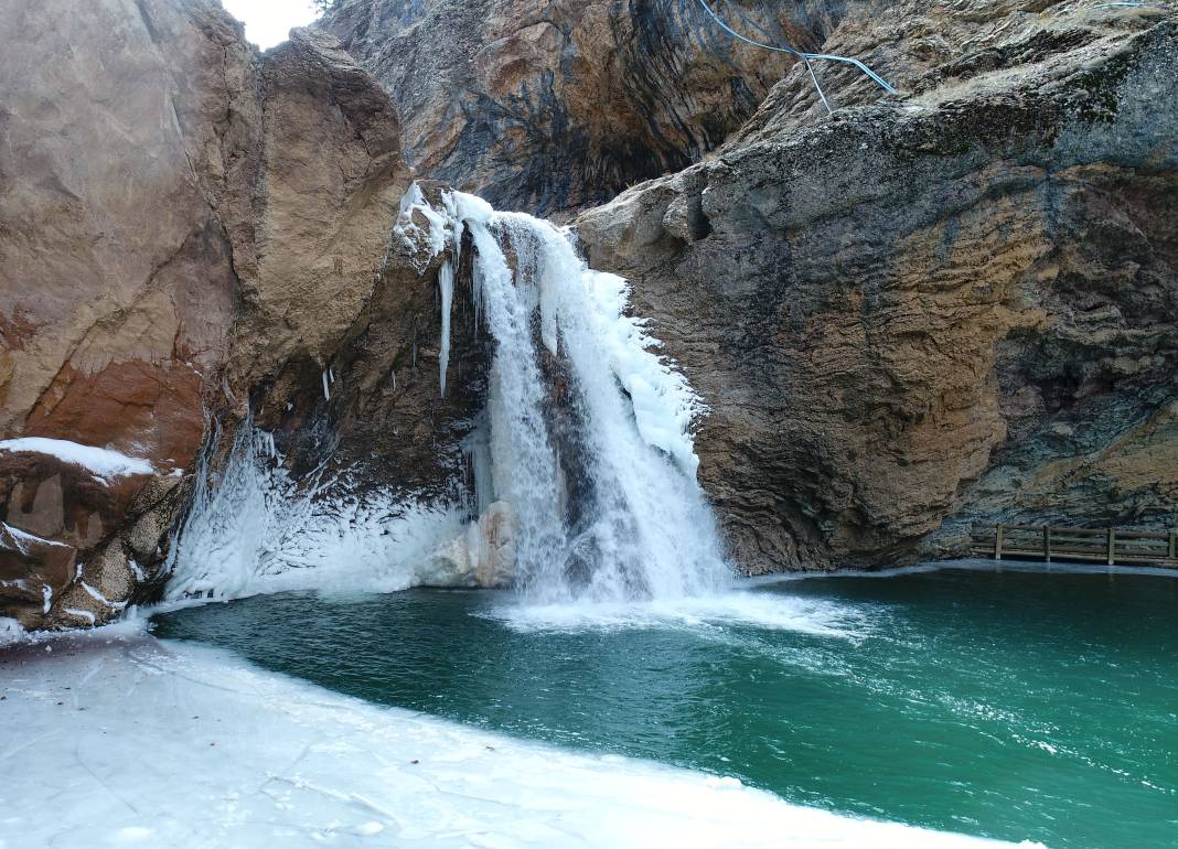 Konya'nın bu şelalesi buz tuttu 3